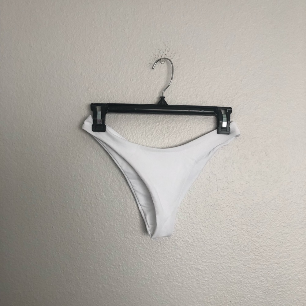 White cheeky bikini bottoms